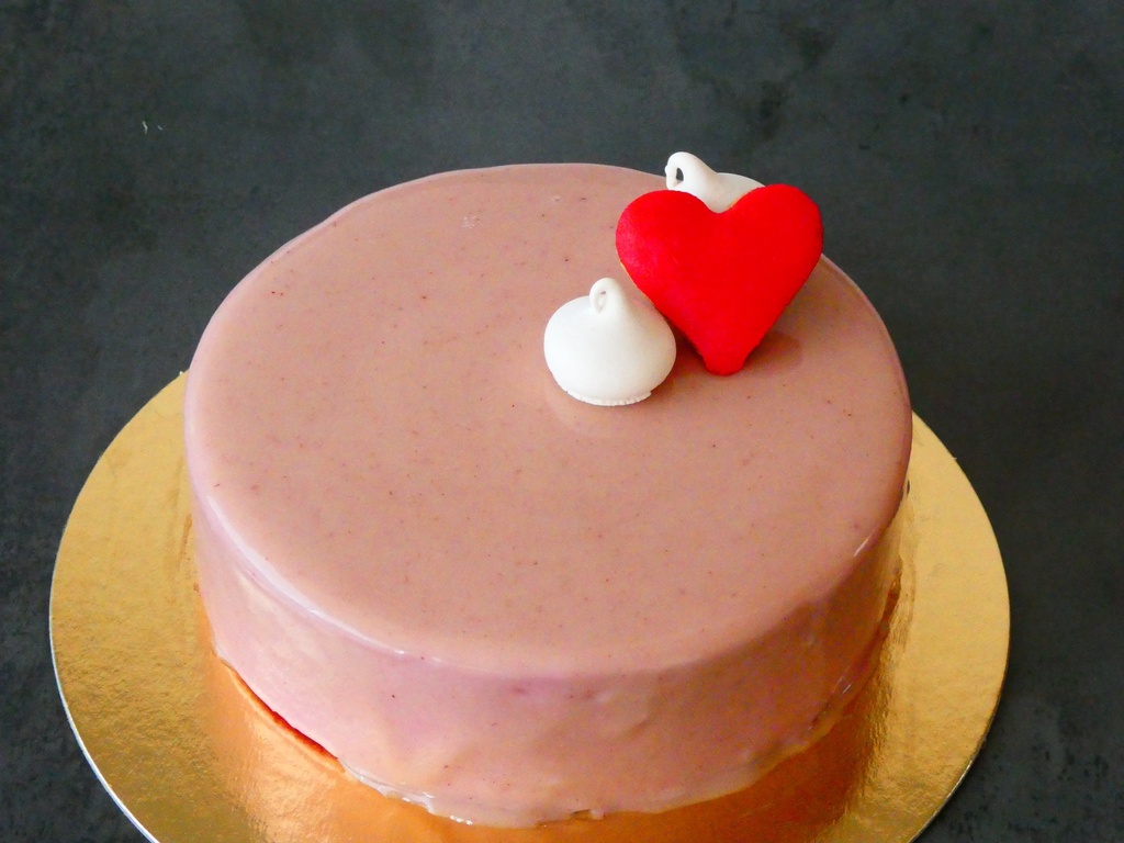 Entremets « Framboise Infinie », 6 personnes 30€.  Biscuit moelleux aux framboises, croustillant chocolat blanc, confit framboises, mousse framboise jeudi 13 février
