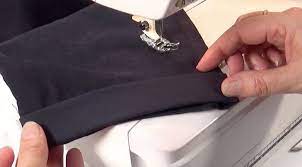 Ourlet robe revers machine sur tissu élastique Mesure, coupe, double rentré piqure droite.