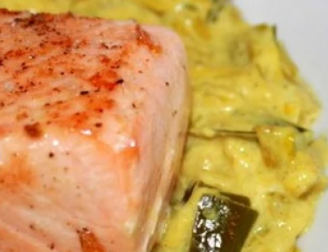 Pavés de saumon sur lit de poireau au curry