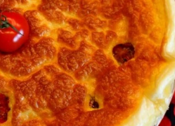 Quiche soufflée au cantal et tomates cerises confites