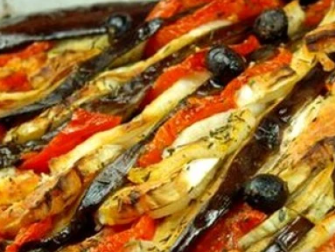 Éventail d'aubergine chèvre, tomate et oignon