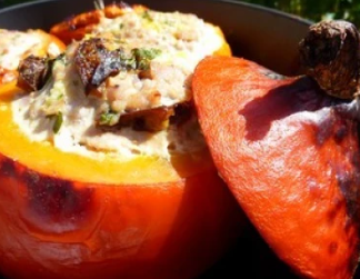 Potimaron vert farci chair à saucisse et pruneau d'Agen