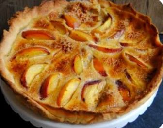Tarte à la pêche et aux éclats de noisettes